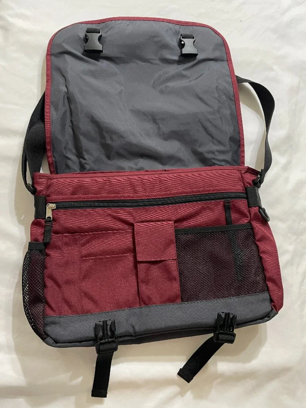 15 inch Eddie Bauer messenger bag, Marron, NWOT, Multiple Pockets, Nylon Strap